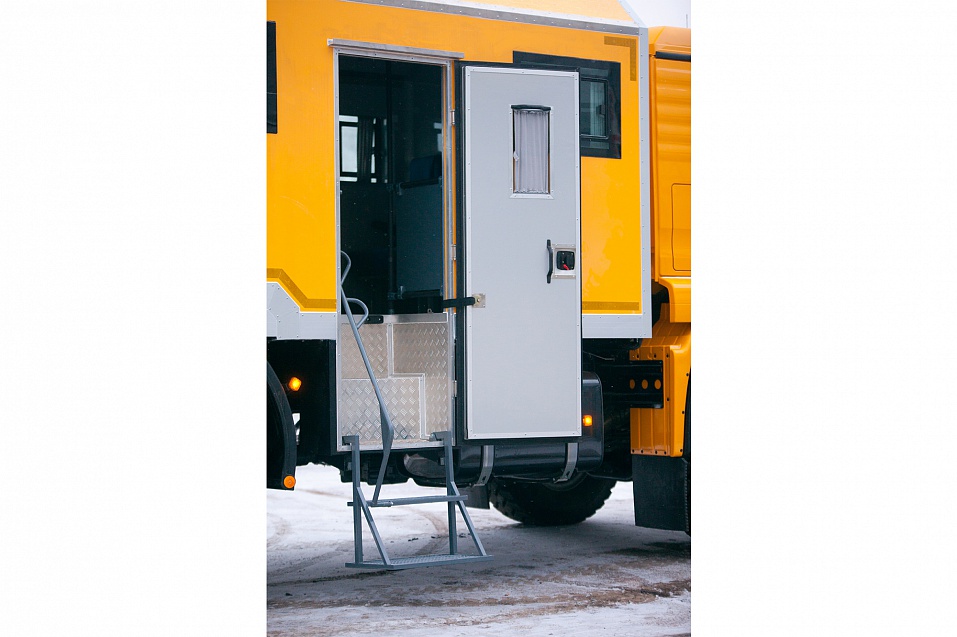 Вахтовый автобус MAN TGS 33.440 6x6 BB CH ISF282 - 32 мест. 